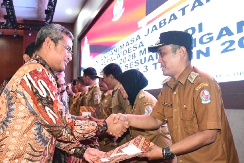 Penjabat (Pj) Bupati Deli Serdang, Wiriya Alrahman saat menyerahkan SK perpanjangan masa jabatan dari sebelumnya enam tahun menjadi delapan tahun. Foto: Pemkab Deli Serdang