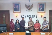 Direktur LBH Medan Irvan Saputra (kiri) menyerahkan berkas bukti-bukti kasus dugaan korupsi seleksi PPPK Kabupaten Lankat 2023 kepada Sekretaris Kompolnas Irjen Pol (Purn) Benny Jozua Mamoto di Kantor Kompolnas RI, Jakarta. Foto: Dok. LBH Medan