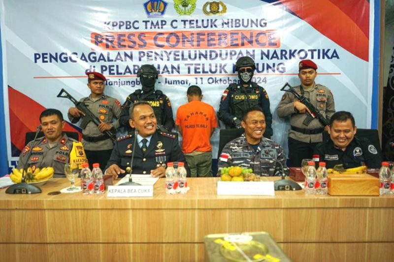 Kantor Wilayah Pengawasan dan Pelayanan Bea dan Cukai (KPPBC) Tipe Madya Pabean (TMP) C Bea Cukai Teluk Nibung bersama pemangku kepentingan memberikan keterangan di Kota Tanjungbalai, Sumatera Utara, Jumat (11/10/2024). Foto: Bea Cukai Teluk Nibung