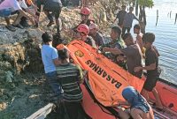 Tim SAR gabungan mengevakuasi korban tenggelam di muara Sungai Seruwai, Kota Medan. Foto: Basarnas Medan