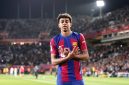 Penyerang sayap Barcelona Lamine Yamal melakukan selebrasi usai mencetak gol. Foto: Getty Images