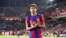 Penyerang sayap Barcelona Lamine Yamal melakukan selebrasi usai mencetak gol. Foto: Getty Images