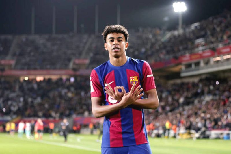 Penyerang sayap Barcelona Lamine Yamal melakukan selebrasi usai mencetak gol. Foto: Getty Images