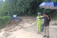 Pjs Bupati Pakpak Bharat Naslindo Sirait (kanan) meninjau jalan longsor di Kecamatan Sitellu Tali Urang Jehe, Kabupaten Pakpak Bharat, Sumatera Utara. Foto: Pemkab Pakpak Bharat
