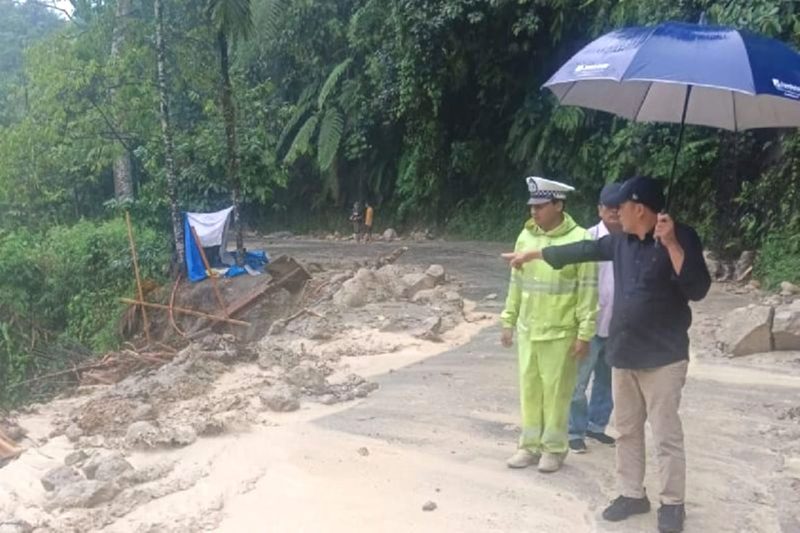 Pjs Bupati Pakpak Bharat Naslindo Sirait (kanan) meninjau jalan longsor di Kecamatan Sitellu Tali Urang Jehe, Kabupaten Pakpak Bharat, Sumatera Utara. Foto: Pemkab Pakpak Bharat
