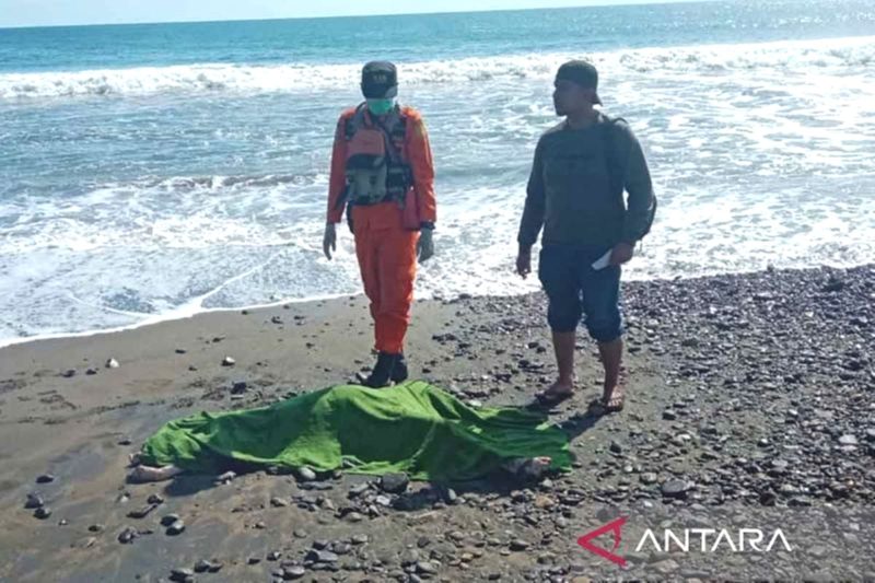 Tim SAR mengevakuasi mayat perempuan diduga imigran Rohingya di pantai Desa Keumumu Hilir, Kecamatan Labuhan Haji Timur, Kabupaten Aceh Selatan, Sabtu (19/10). Foto: Antara/Risky Hardian Saputra