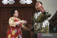 Dokumentasi - Ketua Umum PDI Perjuangan Megawati Soekarnoputri (kiri) dan Ketua Umum Partai Gerindra Prabowo Subianto (kanan). Foto: Antara
