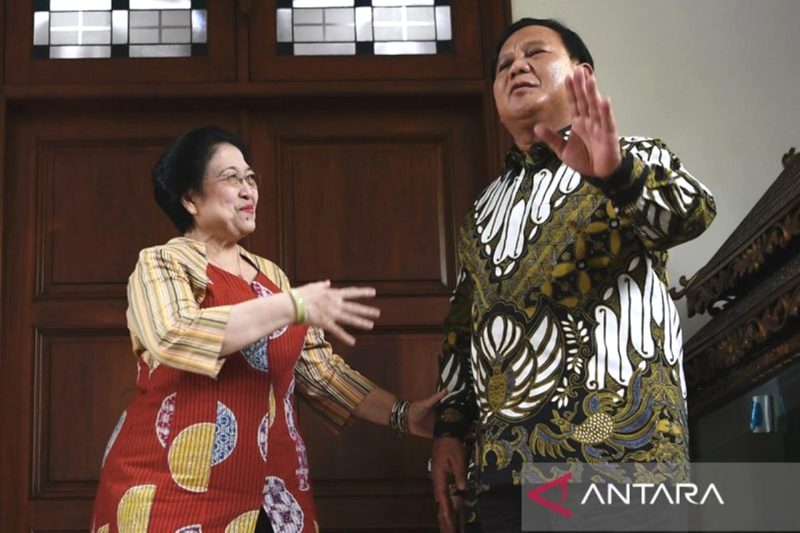 Dokumentasi - Ketua Umum PDI Perjuangan Megawati Soekarnoputri (kiri) dan Ketua Umum Partai Gerindra Prabowo Subianto (kanan). Foto: Antara