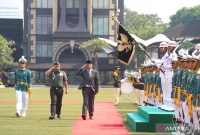 Menteri Pertahanan RI Letjen TNI (Purn) Sjafrie Sjamsoeddin (tiga kiri) dan Kepala Staf TNI Angkatan Darat Jenderal TNI Maruli Simanjuntak (dua kiri) memeriksa pasukan saat upacara penyambutan kunjungan Menhan di Markas Besar TNI Angkatan Darat, Jakarta, Selasa (29/10/2024). Foto: Dispen TNI AD