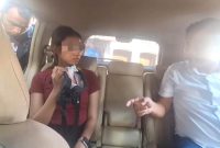 Petugas Subdit II Direktorat Reserse Narkoba Polda Sumut mengamankan PPM (19) dengan barang bukti ratusan butir pil ekstasi. Foto: Bidang Humas Polda Sumut