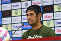 Pelatih PSMS Medan Nil Maizar saat memberikan keterangan pers jelang pertandingan menghadapi Sriwijaya FC di Stadion Gelora Jakabaring, Palembang, Jumat (11/10). Foto: MO PSMS Medan