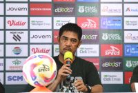 Pelatih PSMS Medan Nil Maizar saat memberikan keterangan pers terkait persiapan PSMS Medan. Foto: MO PSMS Medan