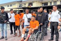 Pelaku pencurian motor M Hadi Hutasuhut (32) duduk di kursi roda setelah kedua kakinya ditembak petugas. Foto: topikseru.com/Muchlis