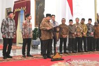 Presiden RI Prabowo Subianto dan Wakil Presiden Gibran Rakabuming Raka mengumumkan nama-nama menteri Kabinet Merah Putih di Istana Kepresidenan, Minggu malam. Foto: ANTARA FOTO/Hafidz Mubarak A