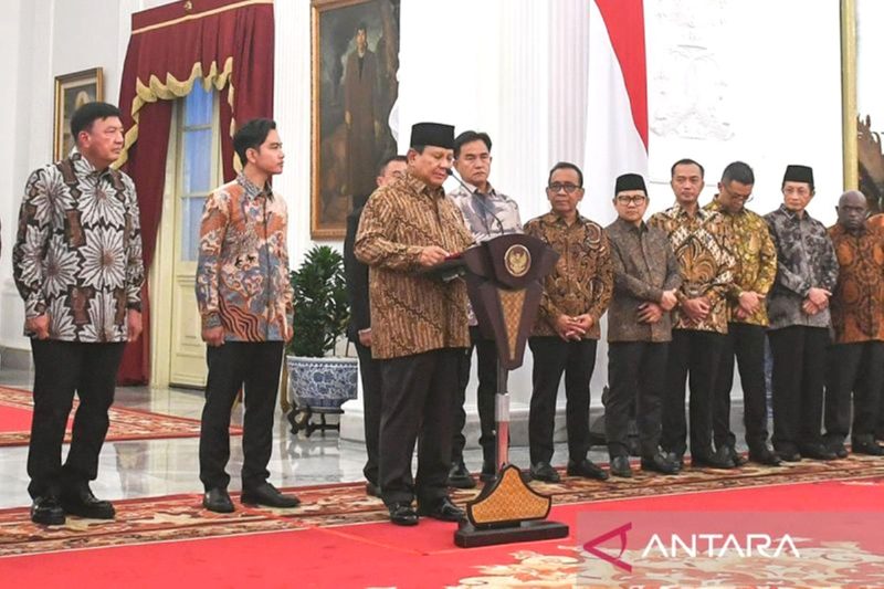 Presiden RI Prabowo Subianto dan Wakil Presiden Gibran Rakabuming Raka mengumumkan nama-nama menteri Kabinet Merah Putih di Istana Kepresidenan, Minggu malam. Foto: ANTARA FOTO/Hafidz Mubarak A