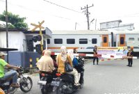 KAI Sumut melakukan sosialisasi keselamatan di perlintasan sebidang. Foto: PT KAI Divre I Sumut