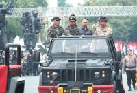 Kapolri Jenderal Listyo Sigit Prabowo (kanan) bersama petinggi polri saat mengecek geladi bersih pasukan pengamanan pengambilan sumpah Presiden. Foto: Divisi Humas Polri