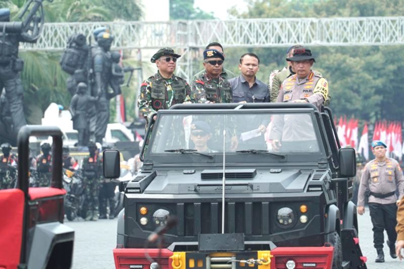 Kapolri Jenderal Listyo Sigit Prabowo (kanan) bersama petinggi polri saat mengecek geladi bersih pasukan pengamanan pengambilan sumpah Presiden. Foto: Divisi Humas Polri