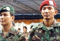 Presiden RI Prabowo Subianto (kiri) bersama Sjafrie Sjamsoeddin saat masih aktif di militer. Foto: TNI AD