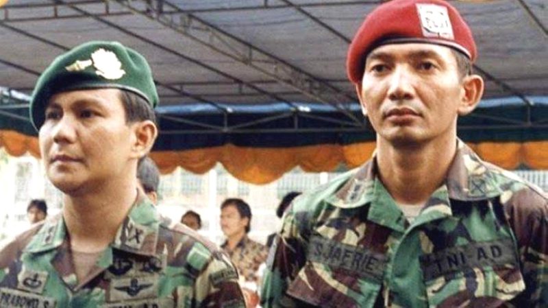 Presiden RI Prabowo Subianto (kiri) bersama Sjafrie Sjamsoeddin saat masih aktif di militer. Foto: TNI AD