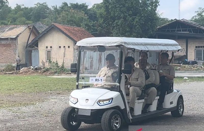 Presiden RI Prabowo Subianto (kiri) saat menaiki 