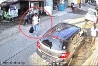 Detik-detik seorang pria keluar dari lokasi sesaat ibu kos di Jalan Badak, Medan Area, ditemukan tewas. Foto: tangkapan layar CCTV