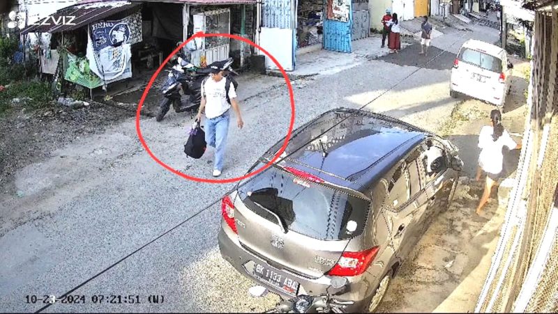 Detik-detik seorang pria keluar dari lokasi sesaat ibu kos di Jalan Badak, Medan Area, ditemukan tewas. Foto: tangkapan layar CCTV
