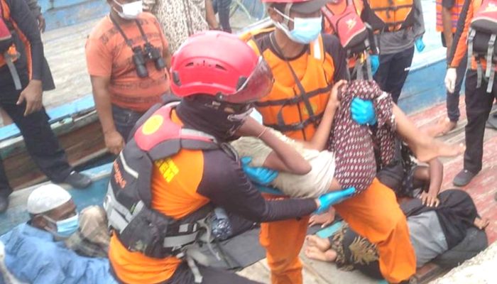 6 Imigran Rohingya yang Sakit Dievakuasi Tim SAR dari Tengah Laut di Aceh Selatan