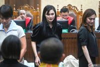 Artis Sandra Dewi (tengah) bersiap memberikan kesaksian dalam sidang lanjutan kasus dugaan korupsi tata niaga timah di wilayah Izin Usaha Pertambangan (IUP) PT Timah tahun 2015-2022 di Pengadilan Tipikor, Jakarta, Kamis (10/10/2024). Foto: ANTARA FOTO