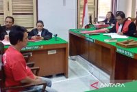 Terdakwa Ivan Jora Tarigan dalam kasus pembunuhan juru parkir ketika mendengarkan putusan majelis hakim, di ruang Cakra VI, Pengadilan Negeri Medan, Selasa (8/10/2024). Foto: Antara