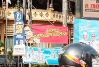 Salah satu spanduk berisi desakan tangkap Masinton Pasaribu terpasang di perempatan Jalan SM Raja - Jalan Amaliun, Kota Medan, Jumat (18/10). Foto: topikseru.com/Muchlis