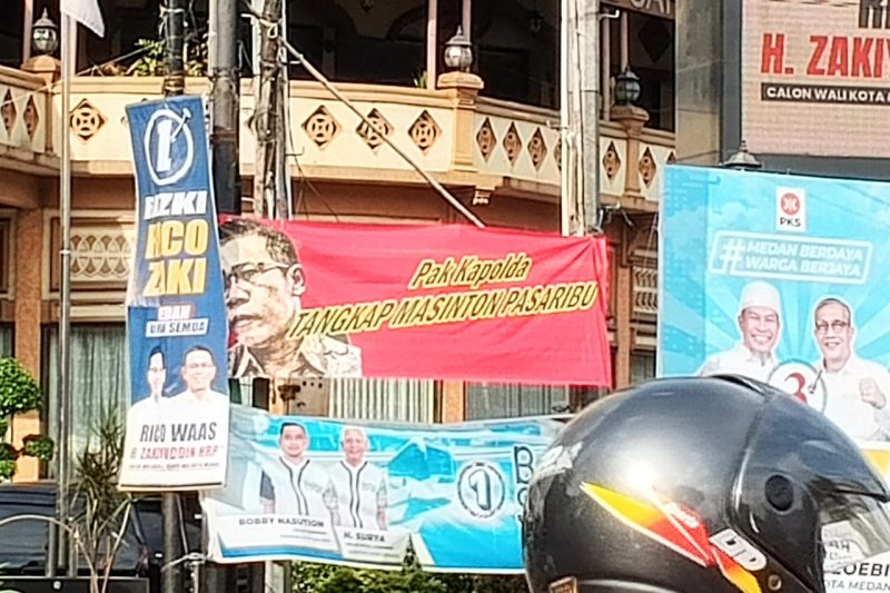 Salah satu spanduk berisi desakan tangkap Masinton Pasaribu terpasang di perempatan Jalan SM Raja - Jalan Amaliun, Kota Medan, Jumat (18/10). Foto: topikseru.com/Muchlis