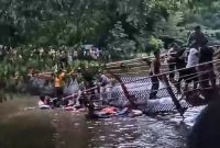 Detik-detik saat jembatan Taman Cadika Medan ambruk, pengunjung jatuh ke danau. Foto: Tangkapan Layar