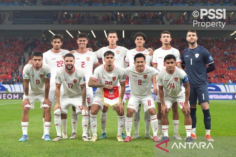 Para pemain timnas Indonesia berpose saat melawan timnas China di Stadion Sepak Bola Pemuda Qingdao, Selasa (15/10/2024) malam. Foto: Antara/HO-PSSI