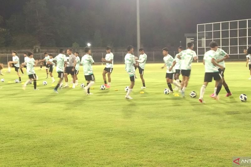 Arsip foto - Pemain Timnas Indonesia U-17 latihan fisik di Stadion Ngurah Rai, Denpasar, Sabtu (24/8/2024). Foto: Antara