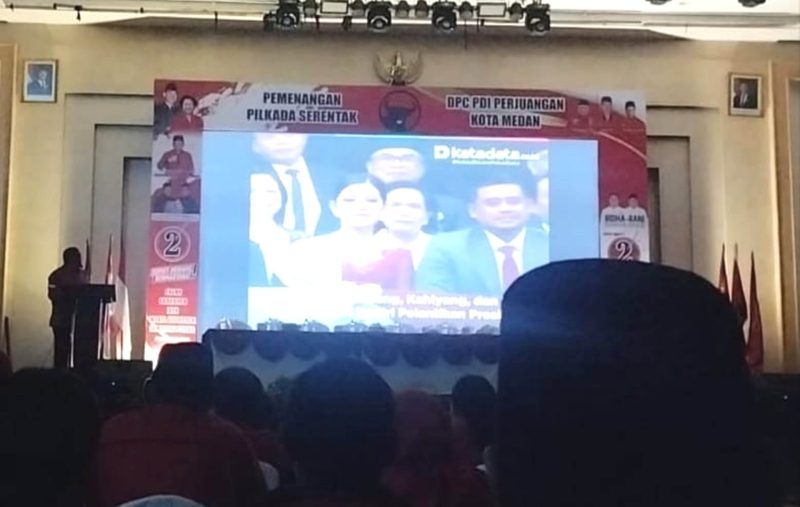 Rakercabsus PDIP Medan saat menampilkan potongan video Bobby Nasution disoraki ketika menghadiri pelantikan presiden beberapa waktu lalu. Rakercabsus ini digelar, di Tiara Convention, Medan, Sabtu (26/10). Foto: topikseru.cm/Mhd Ardiyansyah