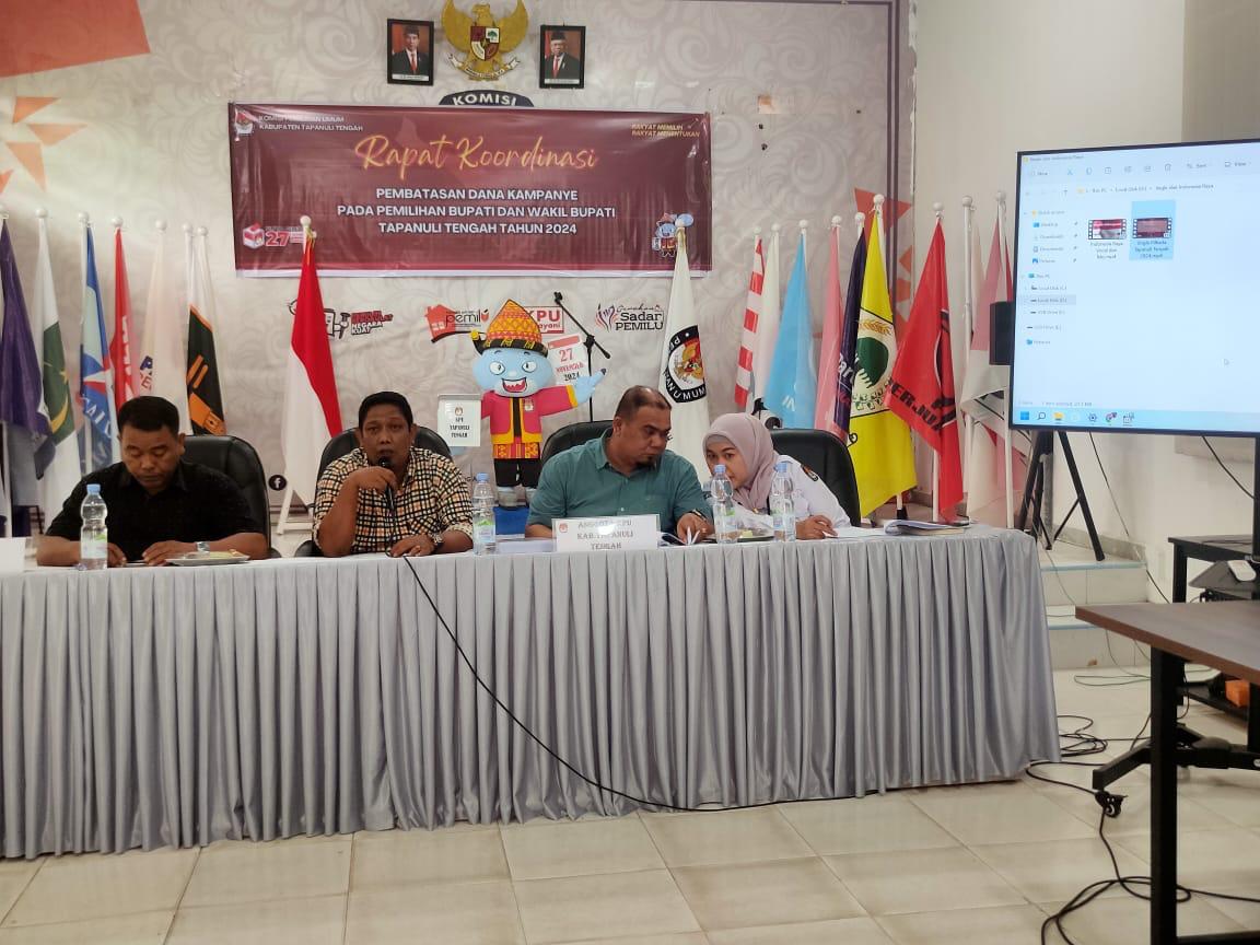 Plh Ketua KPU Tapteng, Mhd. Fadli Wanri Putra Hutagalung saat paparan di Sosialisasi Dana Kampanye. Foto: Istimewa