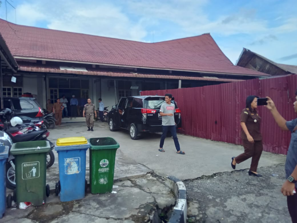 Suasana ssat Tim Khusus Pemberantasan Korupsi, melakukan penggeledahan di kantor BPKAD Tapteng. Foto: Istimewa