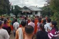 Puluhan warga Dusun IV Bongal saat mendatangi kantor PT CPA. Foto: Istimewa