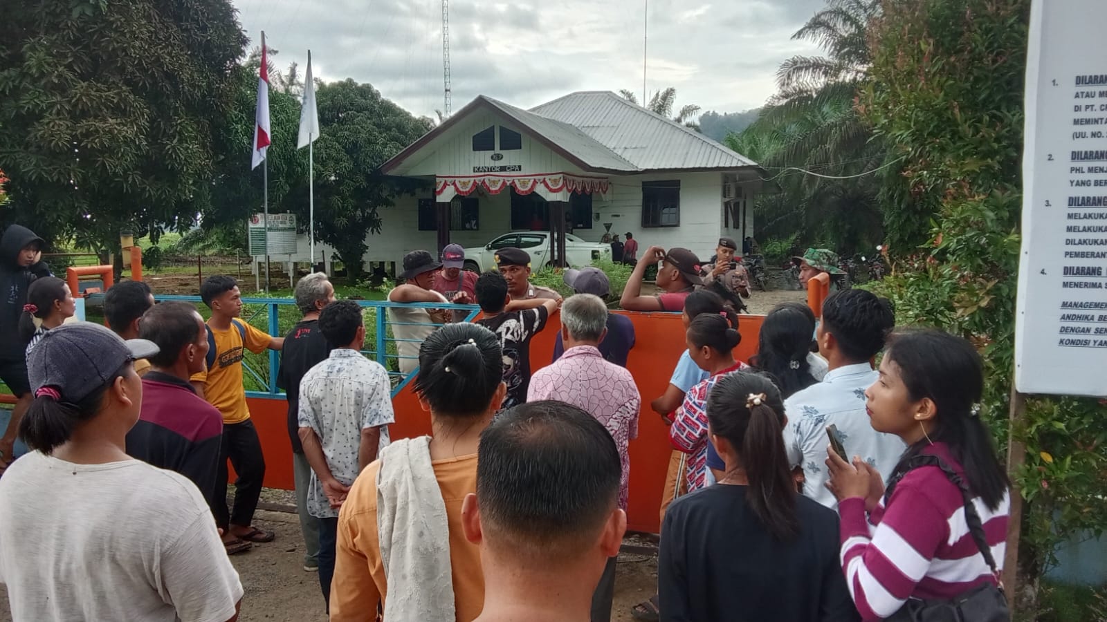 Puluhan warga Dusun IV Bongal saat mendatangi kantor PT CPA. Foto: Istimewa