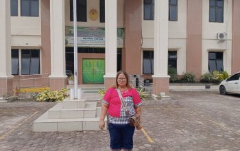 Asilia Laia, istri Baharuddin Buulolo, korban pengeroyokan berujung kematian saat berada di Pengadilan Negeri Sibolga. Foto: Topikseru.com/ Jasman Julius