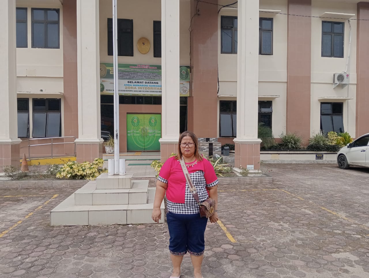 Asilia Laia, istri Baharuddin Buulolo, korban pengeroyokan berujung kematian saat berada di Pengadilan Negeri Sibolga. Foto: Topikseru.com/ Jasman Julius