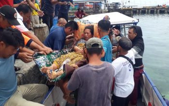 Suasana saat seorang pasien rujuk psaat dibawa menggunakan kapal cepat. Foto; Dokumentasi Satgas