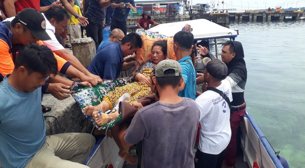 Suasana saat seorang pasien rujuk psaat dibawa menggunakan kapal cepat. Foto; Dokumentasi Satgas