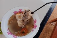Sup Stengkel masakan Kak Mina. Menu makanan dari tulang Kerbau. Sumsum di dalam tulang, menjadi incaran para penggemarnya. Foto: Topikseru.com/ Jasman Julius