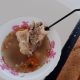 Sup Stengkel masakan Kak Mina. Menu makanan dari tulang Kerbau. Sumsum di dalam tulang, menjadi incaran para penggemarnya. Foto: Topikseru.com/ Jasman Julius