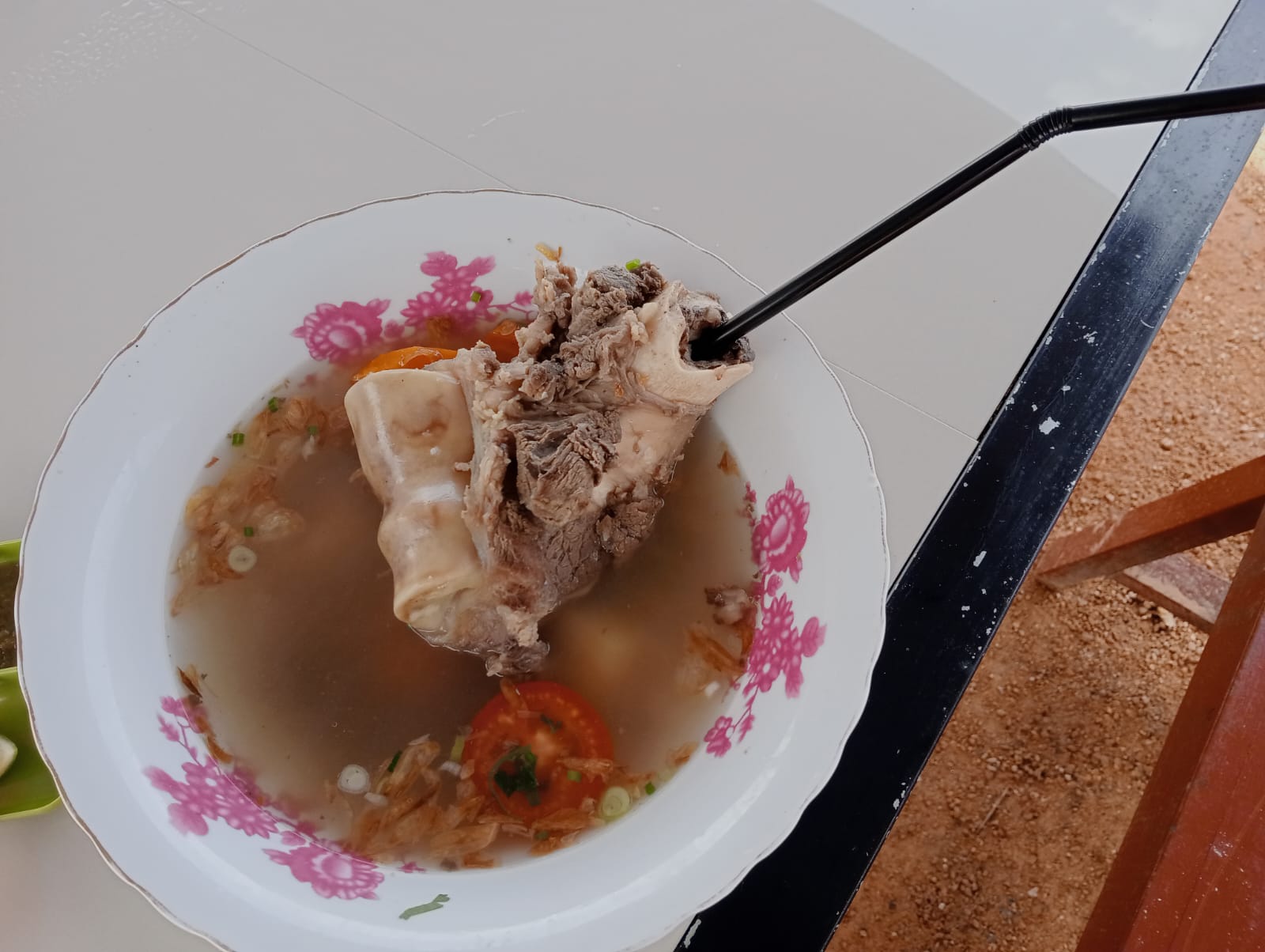 Sup Stengkel masakan Kak Mina. Menu makanan dari tulang Kerbau. Sumsum di dalam tulang, menjadi incaran para penggemarnya. Foto: Topikseru.com/ Jasman Julius
