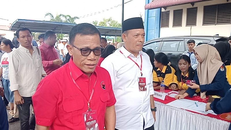 Pasangan calon nomor urut 2, Masinton Pasaribu-Mahmud saat mendatangi KPU Tapteng. Foto: Topikseru.com/ Jasman Julius