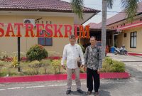 Budishokhi Zebua bersama kuasa hukumnya Ogek DR saat ditemui usai wawancara di Satreskrim Polres Tapteng, Selasa (8/10).  dok. Topikseru.com/ Jasman Julius.