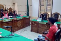 Majelis hakim saat membacakan amar putusan terhadap kedua terdakwa yang merupakan pasutri dalam perkara pencemaran nama baik. Foto: Topikseru.com/ Edward Gilbert Munthe